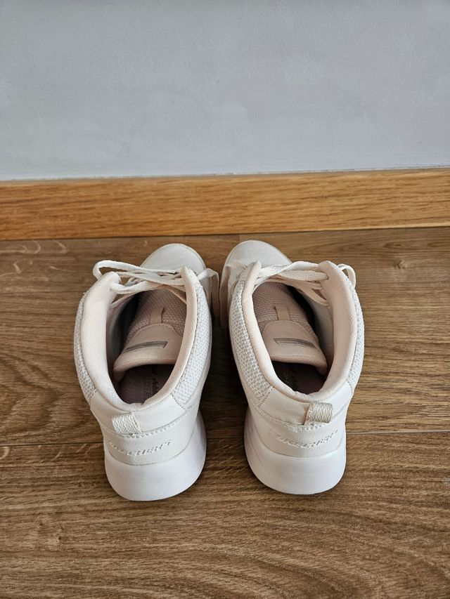 Zapatillas Skechers beige En muy buen estado.