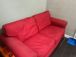 Sofá Ikea Ektorp rojo - 2 plazas