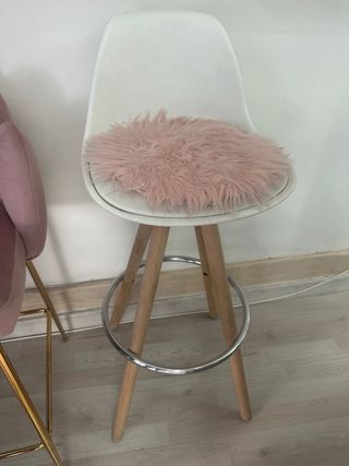 Taburete blanco con cojín rosa