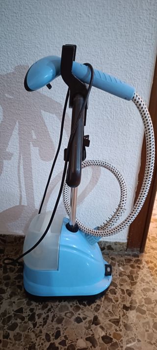 Plancha vertical vapor con deposito y percha ropa