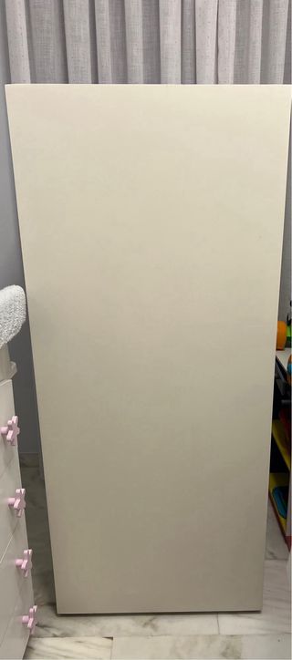 Mostrador blanco con estantes