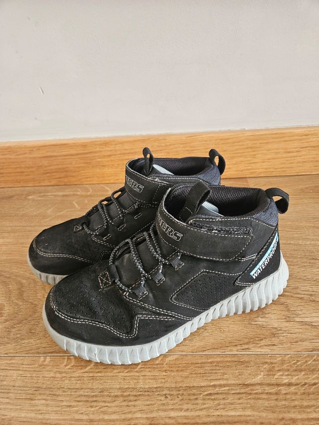 Botitas Skechers negras impermeables