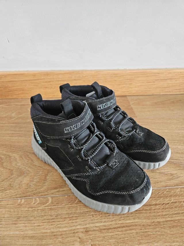 Botitas Skechers negras impermeables