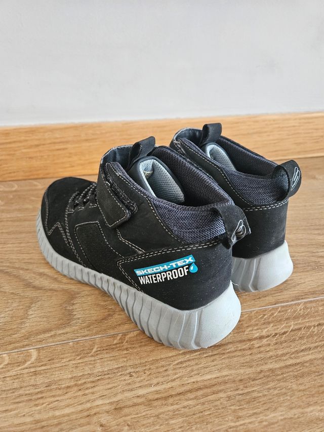 Botitas Skechers negras impermeables