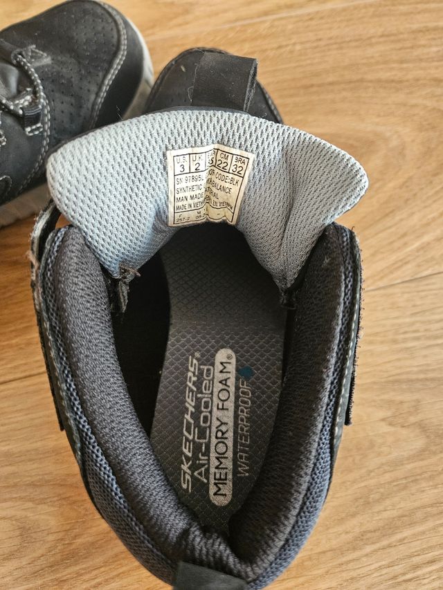 Botitas Skechers negras impermeables