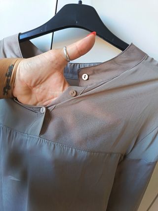 Blusa elegante color grigio