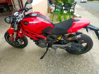 Ducati Monster 696 roja