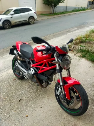 Ducati Monster 696 roja