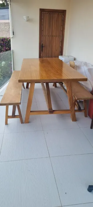 Mesa 2,5 metros con 2 bancos de madera maciza.