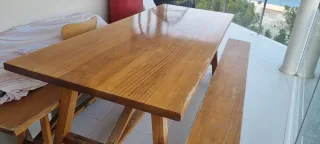 Mesa 2,5 metros con 2 bancos de madera maciza.