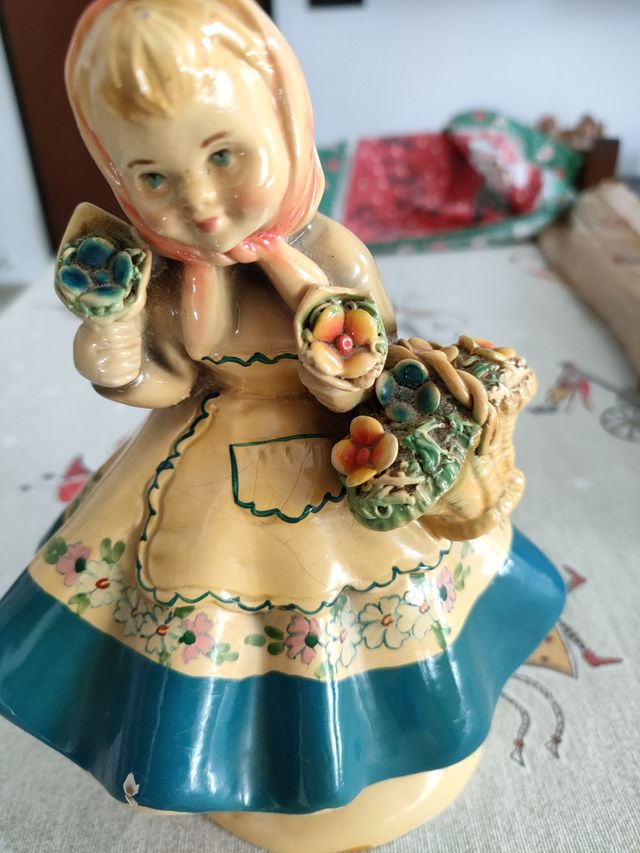 Statuina bambina fiori anni '50