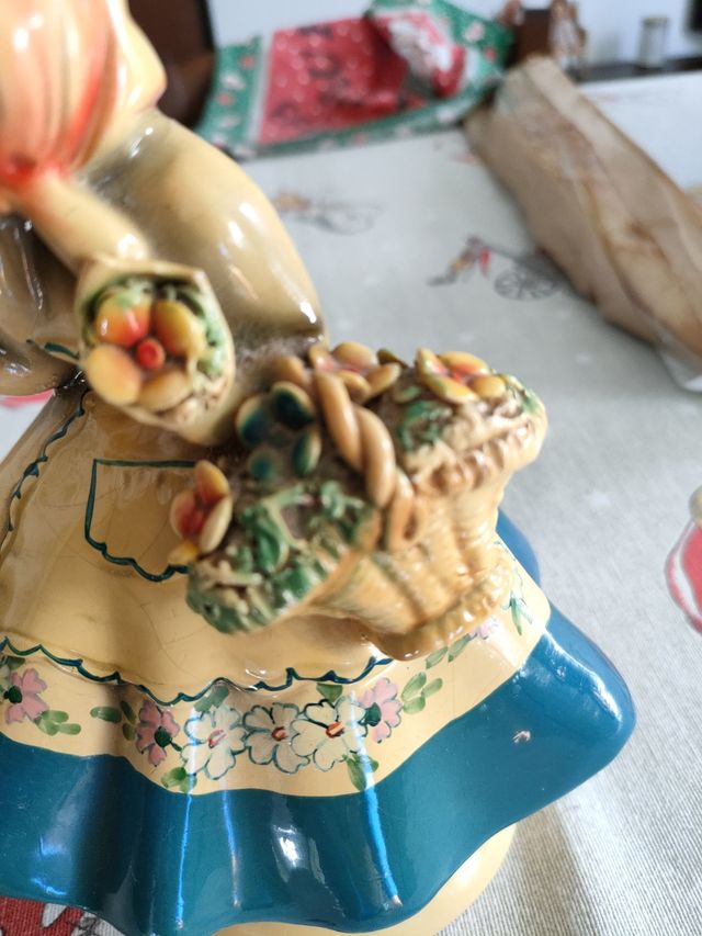 Statuina bambina fiori anni '50