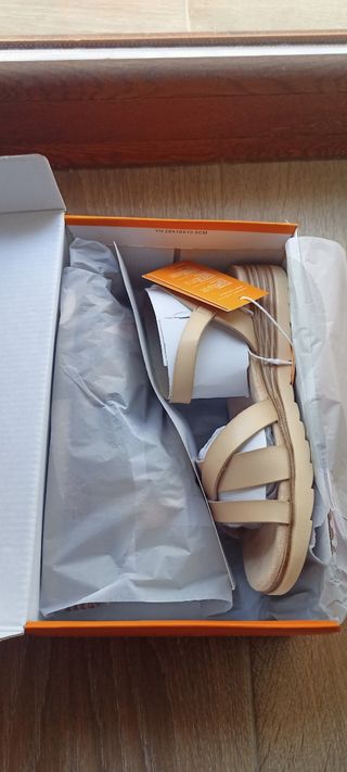 Sandalias planas beige