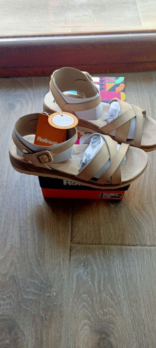 Sandalias planas beige
