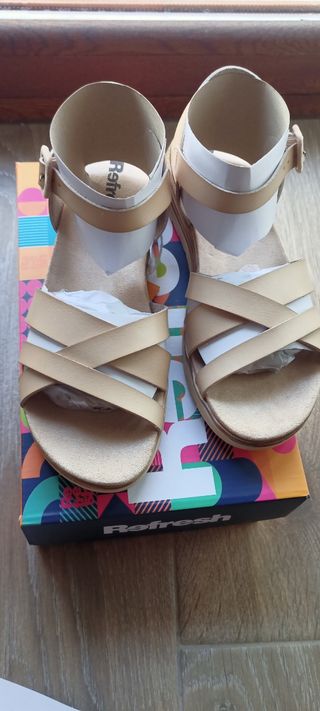 Sandalias planas beige
