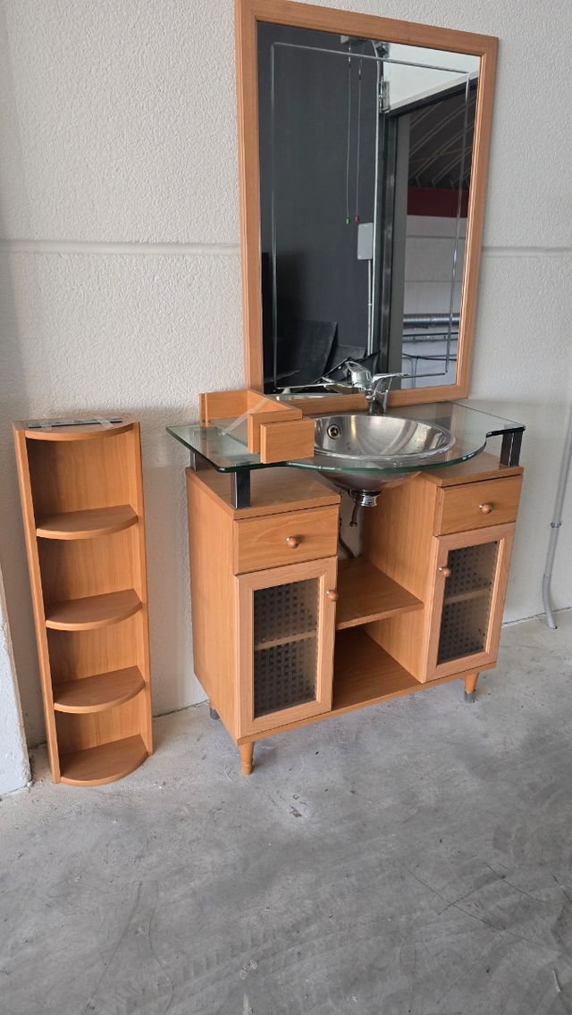 Lavabo con mueble de cristal,estanterias,espejo