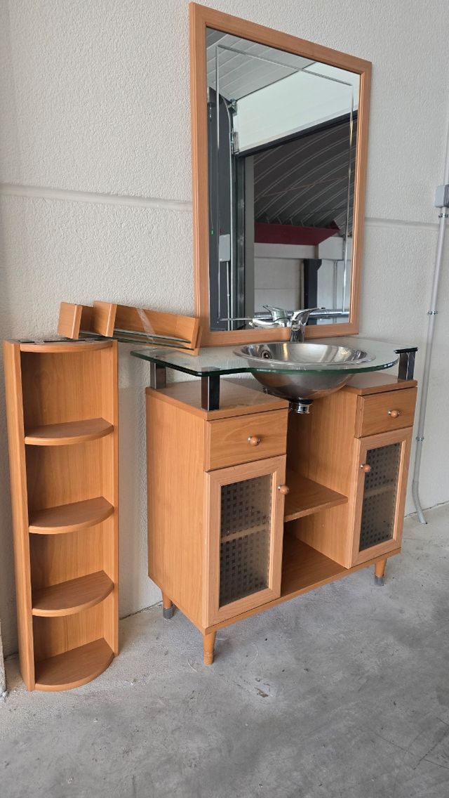 Lavabo con mueble de cristal,estanterias,espejo