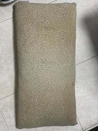 Almohada beige de tela