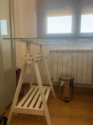Mesa escritorio cristal blanco y caballetes y sill