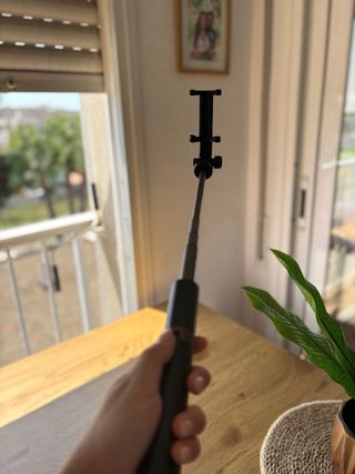 Palo selfie extensible y transformable a trípode