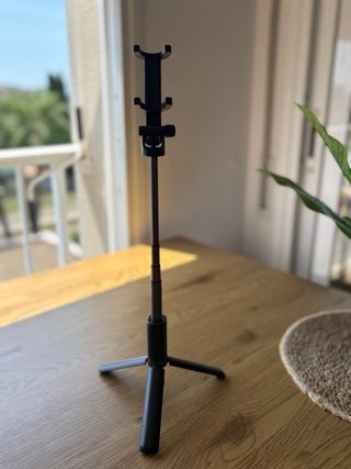 Palo selfie extensible y transformable a trípode