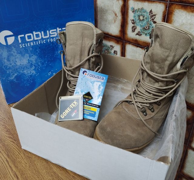 Botas militares áridas