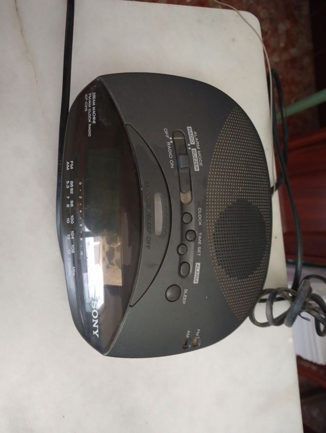 Radio despertador Sony analógico
