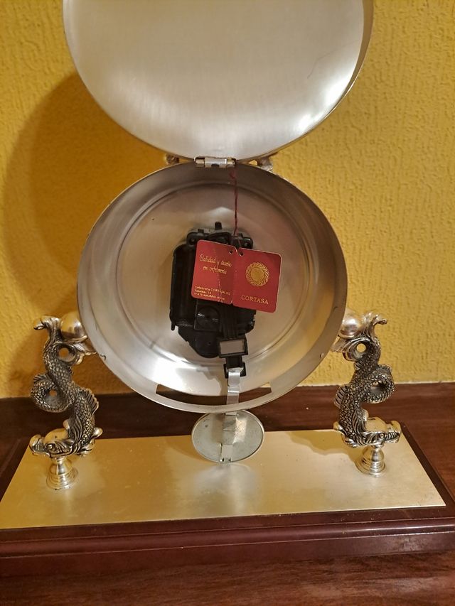 Reloj sobre mesa plateado