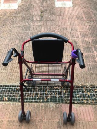 Andador con asiento y cesta
