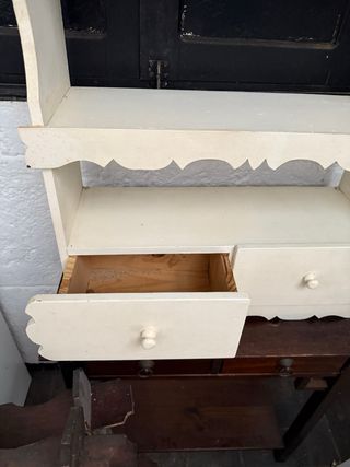 Armario vintage de madera blanco