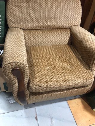 Sillón beige y marrón de tela y madera