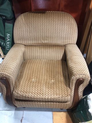 Sillón beige y marrón de tela y madera