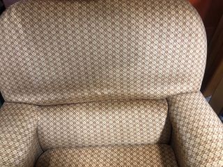 Sillón beige y marrón de tela y madera