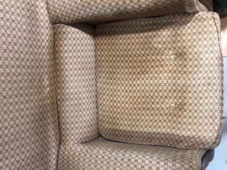 Sillón beige y marrón de tela y madera