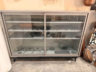 Vitrina metálica gris plata