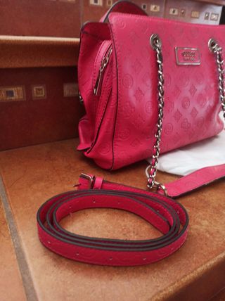 Bolso Satchel y Cartera "Logo Love", de Guess