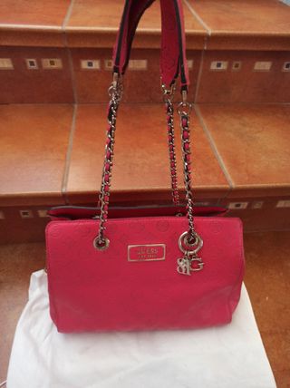 Bolso Satchel y Cartera "Logo Love", de Guess