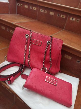 Bolso Satchel y Cartera "Logo Love", de Guess