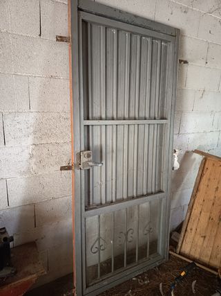 Puerta metálica 