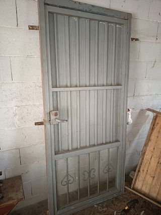 Puerta metálica 