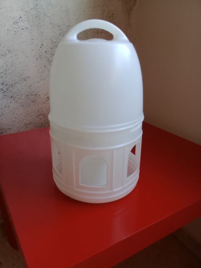 Bebedero aves - plástico blanco