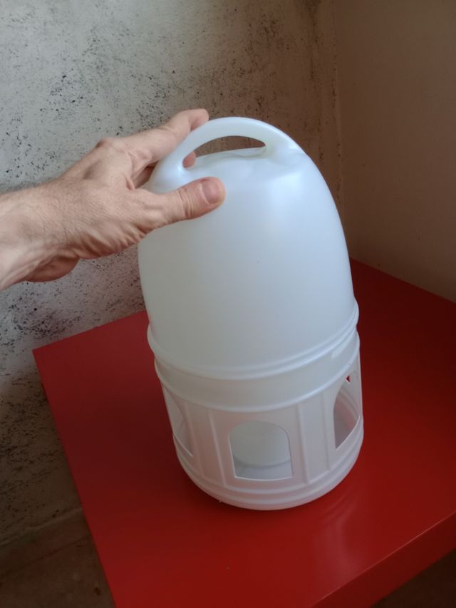 Bebedero aves - plástico blanco