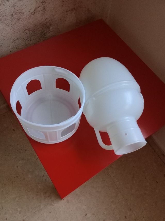 Bebedero aves - plástico blanco