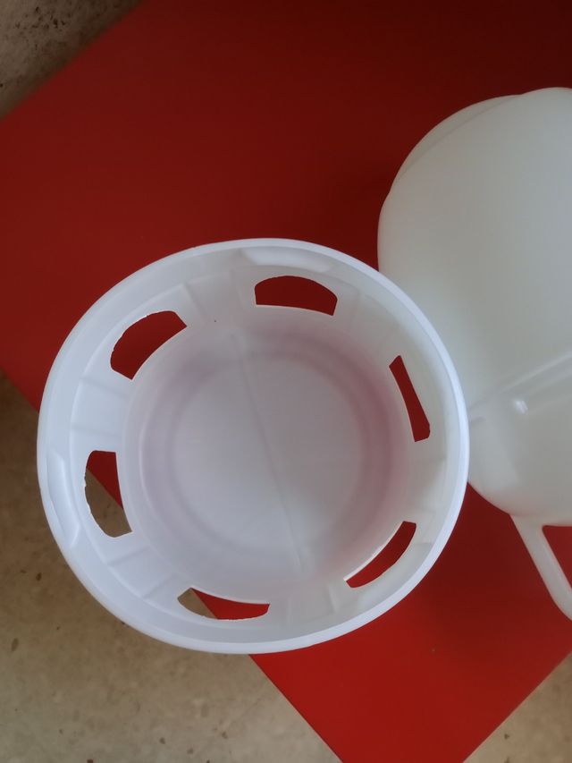 Bebedero aves - plástico blanco