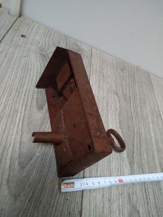 Cerradura antigua con llave