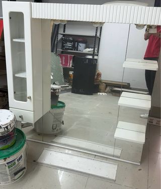 espejo de baño con baldas blancas