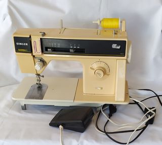 Máquina coser Singer Samba 1. Tiene motor y pedal