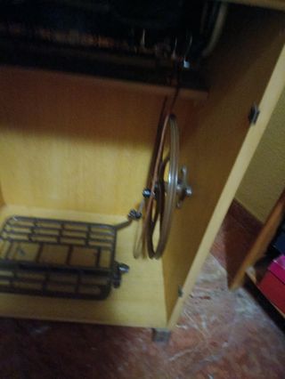 Máquina coser antigua con mueble