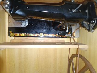 Máquina coser antigua con mueble