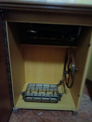 Máquina coser antigua con mueble